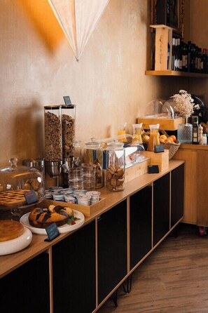 Daily buffet breakfast (EUR 15 per person) - Hotel Costantini (Florence)