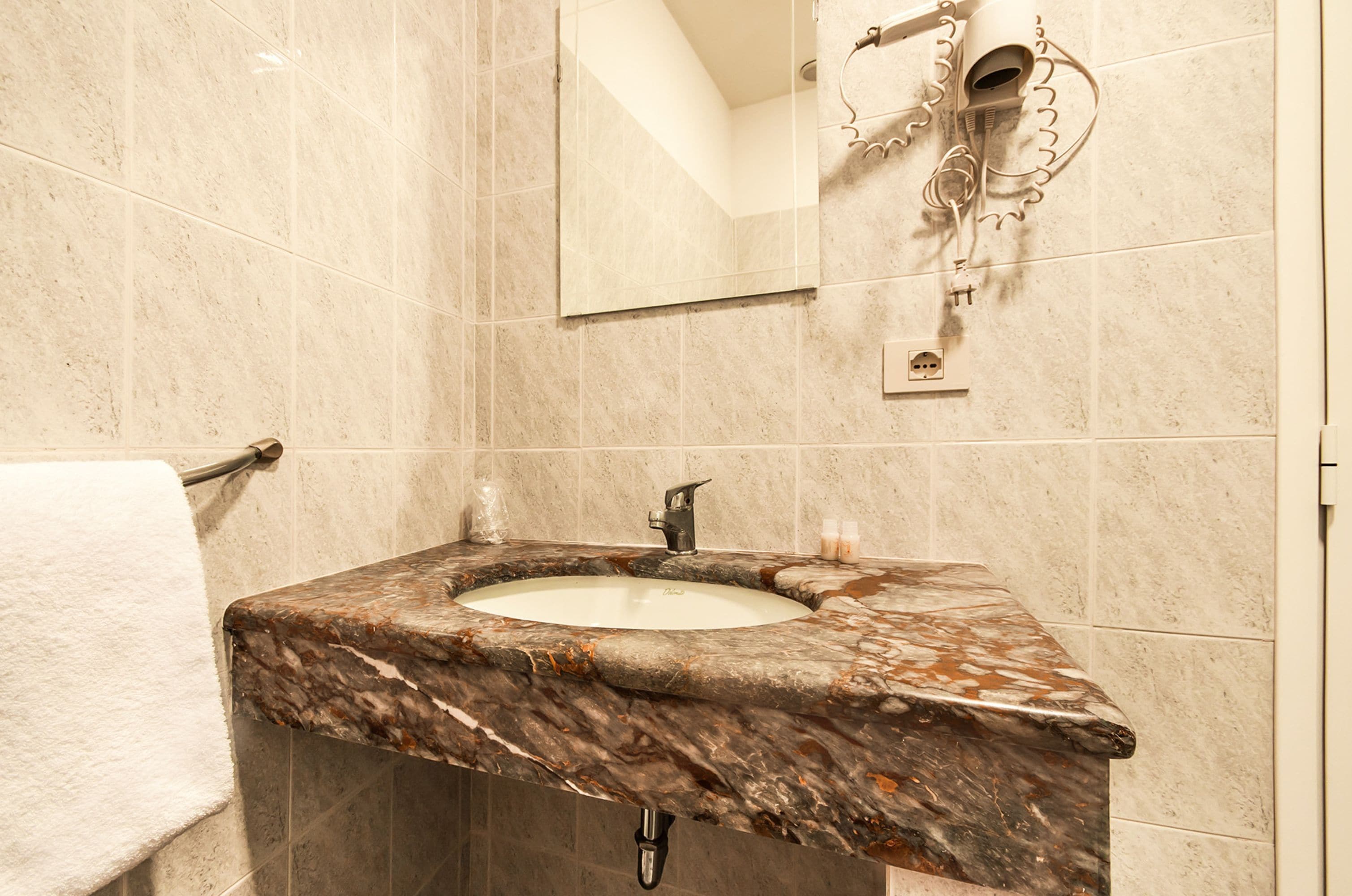 double room (duomo lateral view) | bathroom | shower, free toiletries, hair dryer, bidet