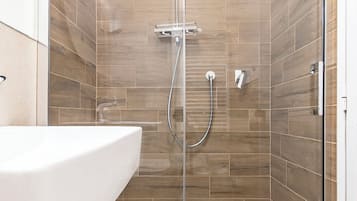 Single Room | Bathroom | Shower, free toiletries, hair dryer, bidet
