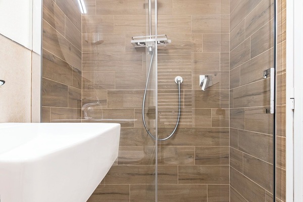 Single Room | Bathroom | Shower, free toiletries, hair dryer, bidet