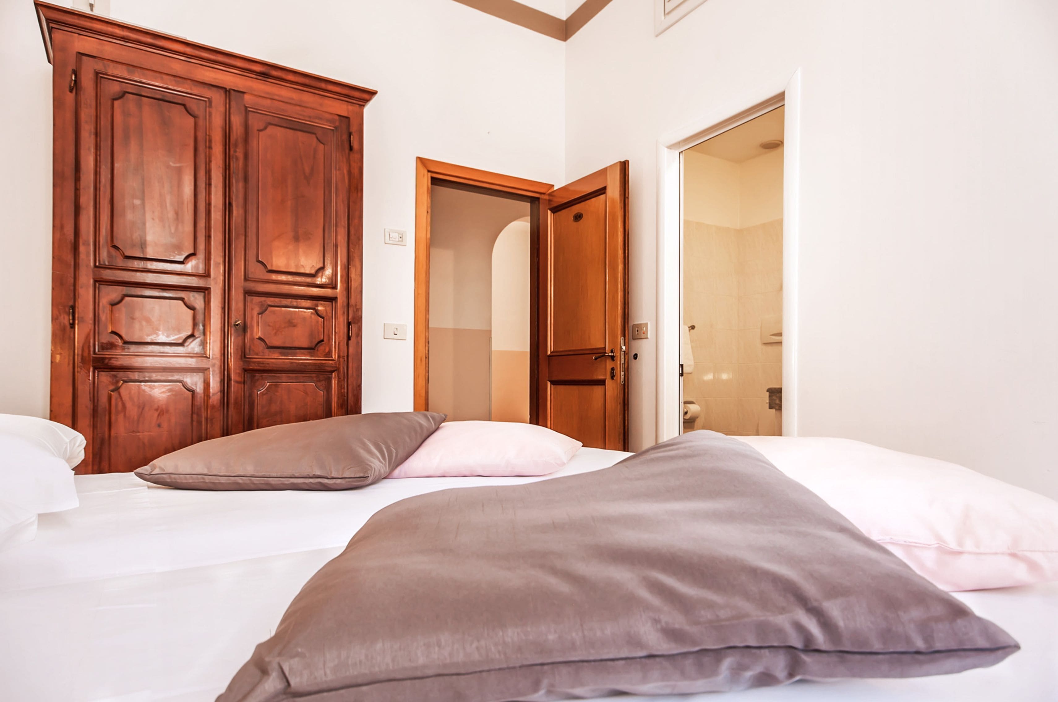 double room | 1 bedroom, minibar, in-room safe, desk