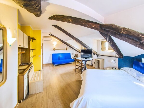 家庭房 (Attic) | 1 多间卧室、高档床上用品、迷你吧、客房内保险箱