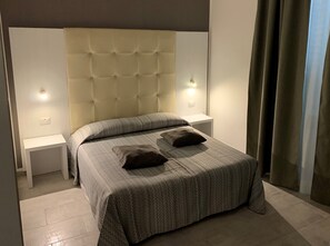 Caixa forta a l'habitació, escriptori i cortines opaques