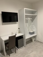 Tallelokero huoneessa, työpöytä, pimennysverhot, silitysrauta/-lauta