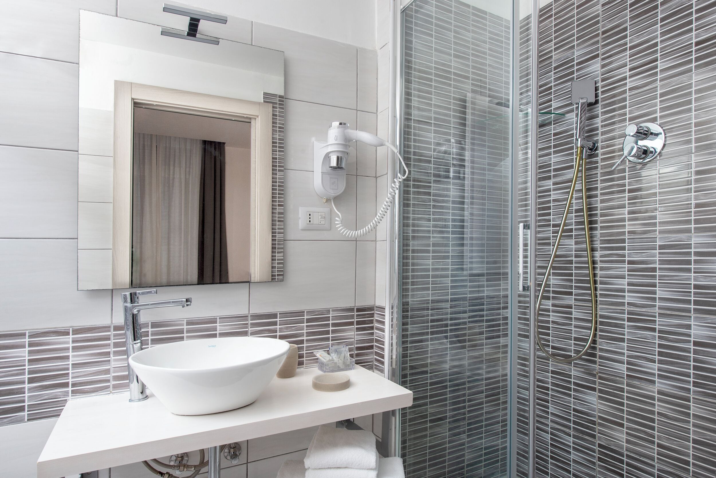 Dusche, kostenlose Toilettenartikel, Haartrockner, Bidet