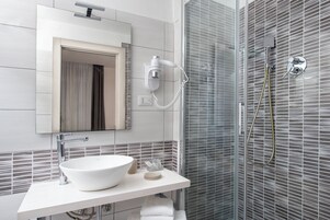 Doccia, set di cortesia gratuito, asciugacapelli, bidet
