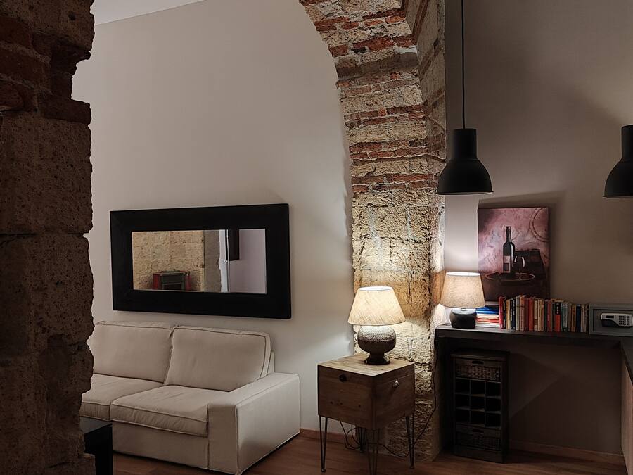 Appartamento Deluxe | Area soggiorno | TV a schermo piatto 20 pollici con canali digitali, TV