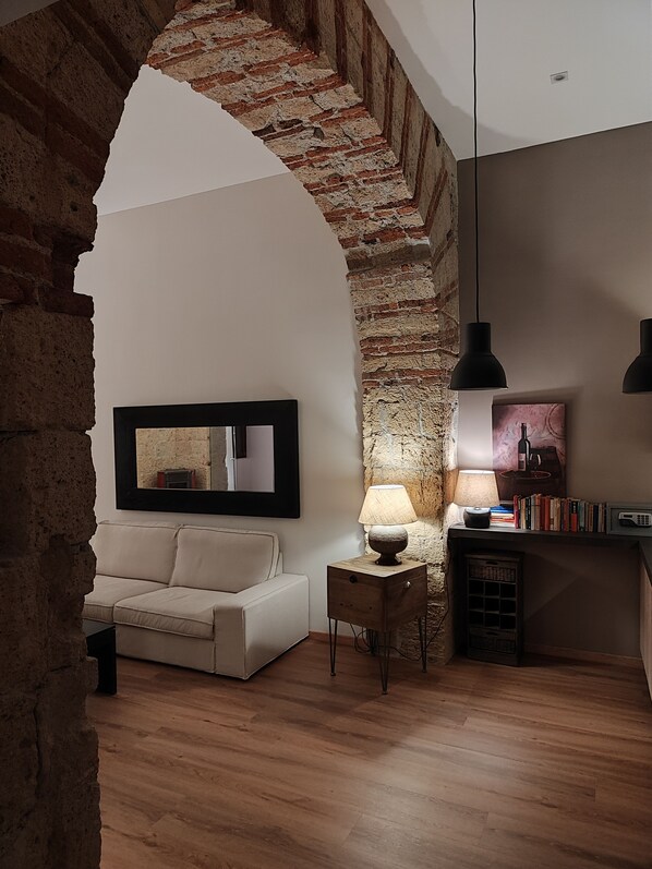 デラックス アパートメント | リビング エリア | 20 インチの薄型テレビ (デジタル放送視聴可)、テレビ