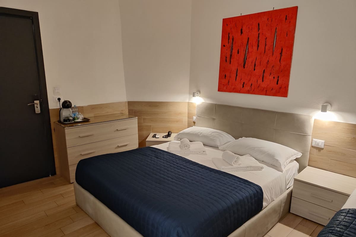 In-room safe, soundproofing, WiFi (free), alarm clocks