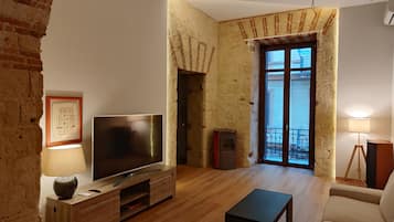 Deluxe-Apartment | Wohnbereich | 20-Zoll-Flachbildfernseher mit Digitalempfang, Fernseher
