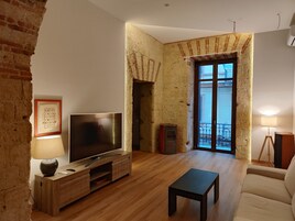 ดีลักซ์อพาร์ทเมนท์ | บริเวณนั่งเล่น | ทีวีจอแบน 20 นิ้ว พร้อมช่องดิจิตอล, ทีวี