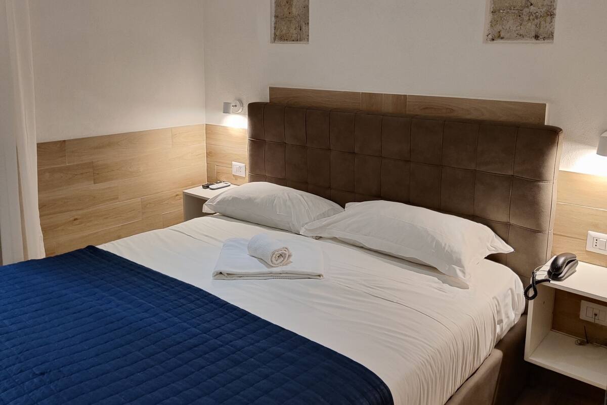 In-room safe, soundproofing, WiFi (free), alarm clocks