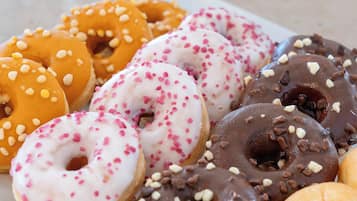 Une variété de beignets présentés sur une assiette.