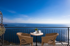 Chambre Quadruple Deluxe, vue mer | Vue depuis le balcon