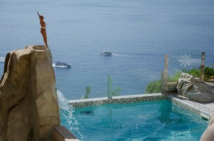 季节性开放的室外游泳池，池畔遮阳伞，日光浴躺椅