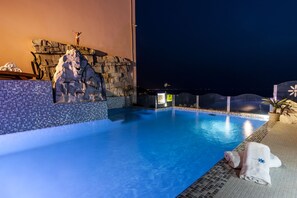 Piscina externa sazonal, guarda-sóis, espreguiçadeiras