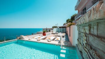 Seasonal outdoor pool, pool umbrellas, sun loungers