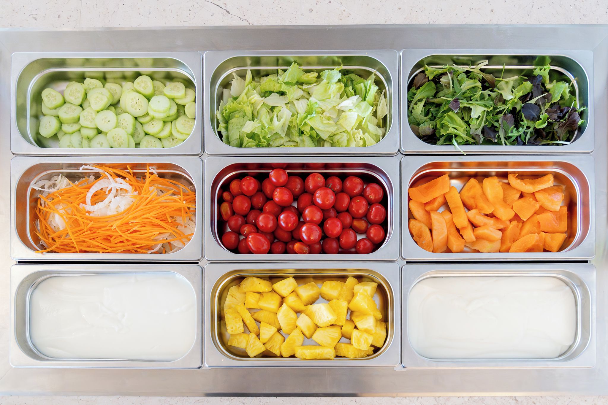 Exposição de alimentos com diversos legumes e frutas.