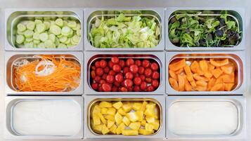 Exposição de alimentos com diversos legumes e frutas.