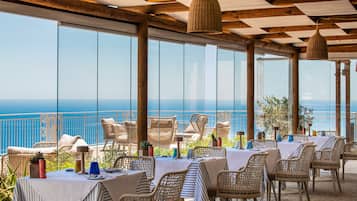 Reggeli, ebéd és vacsora, mediterrán ételek, kilátás az óceánra