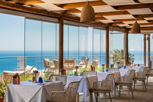 供应早餐、午餐和晚餐，地中海菜，海景