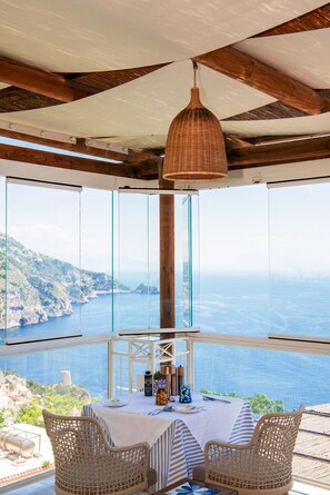 Déjeuner, dîner et souper servis sur place, vue sur la mer 
