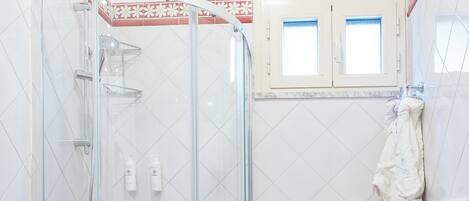 Ein Badezimmer mit Duschkabine, Toilette und Bidet.