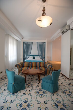 Junior-Suite, eingeschränkter Meerblick | Daunenbettdecken, Minibar, Schreibtisch, Verdunkelungsvorhänge