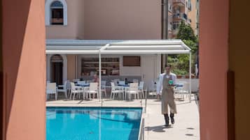 Bar accanto alla piscina