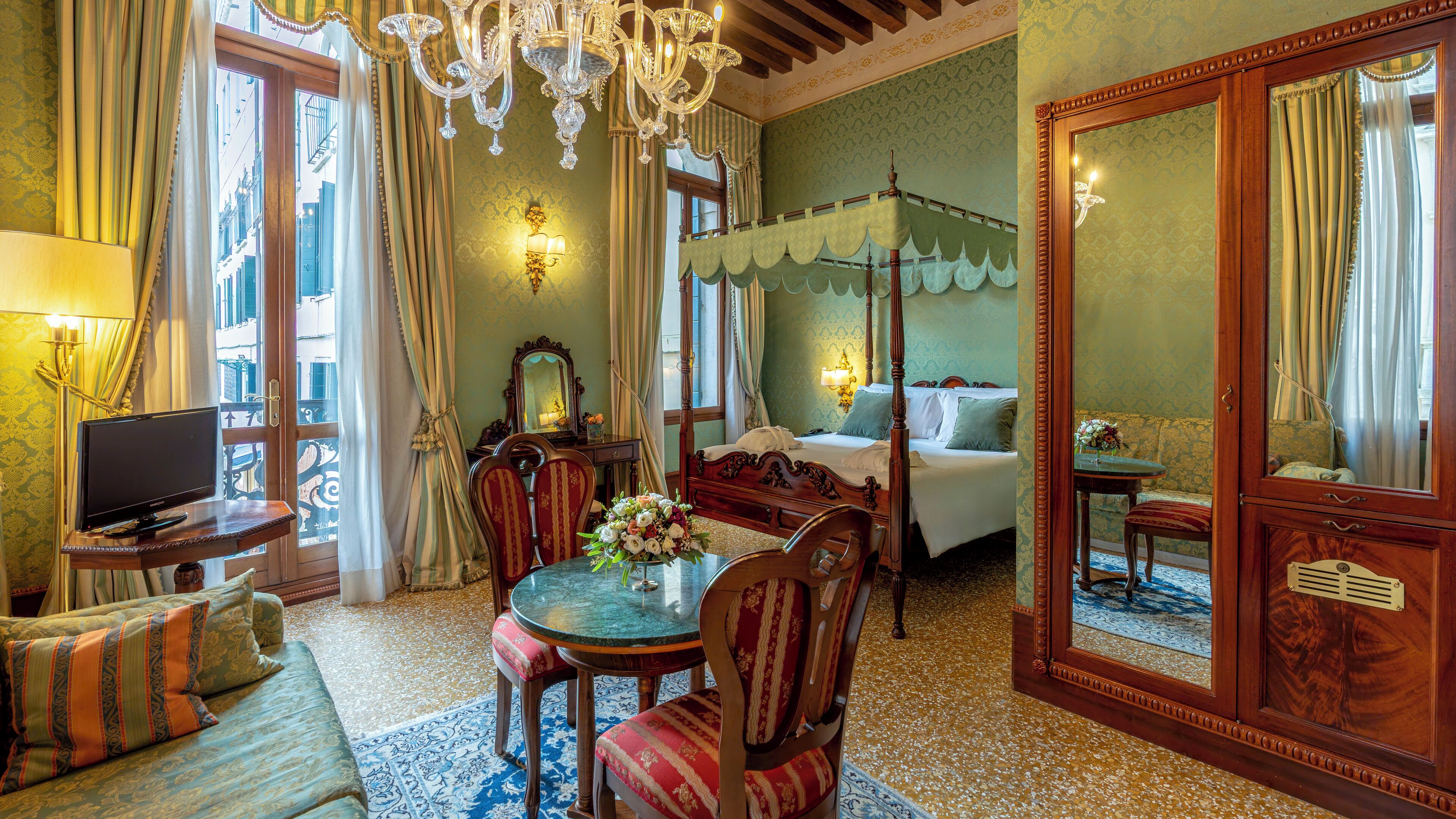 junior suite, canal view | minibar, in-room safe, desk, laptop workspace