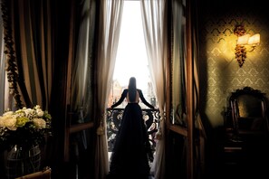 Junior Suite, Canal View | Minibar, in-room safe, desk, laptop workspace - Hotel Al ponte dei sospiri (Venice)