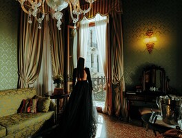 Minibar, caja de seguridad en la habitación y escritorio 