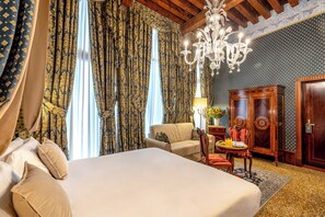Junior Suite Gritti Partial Canal View | Minibaari, tallelokero huoneessa, työpöytä