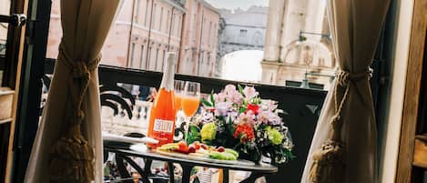 Suite Junior, vue canal | Vue depuis le balcon