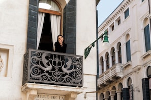 Suite Junior, vue sur le canal | Balcon
