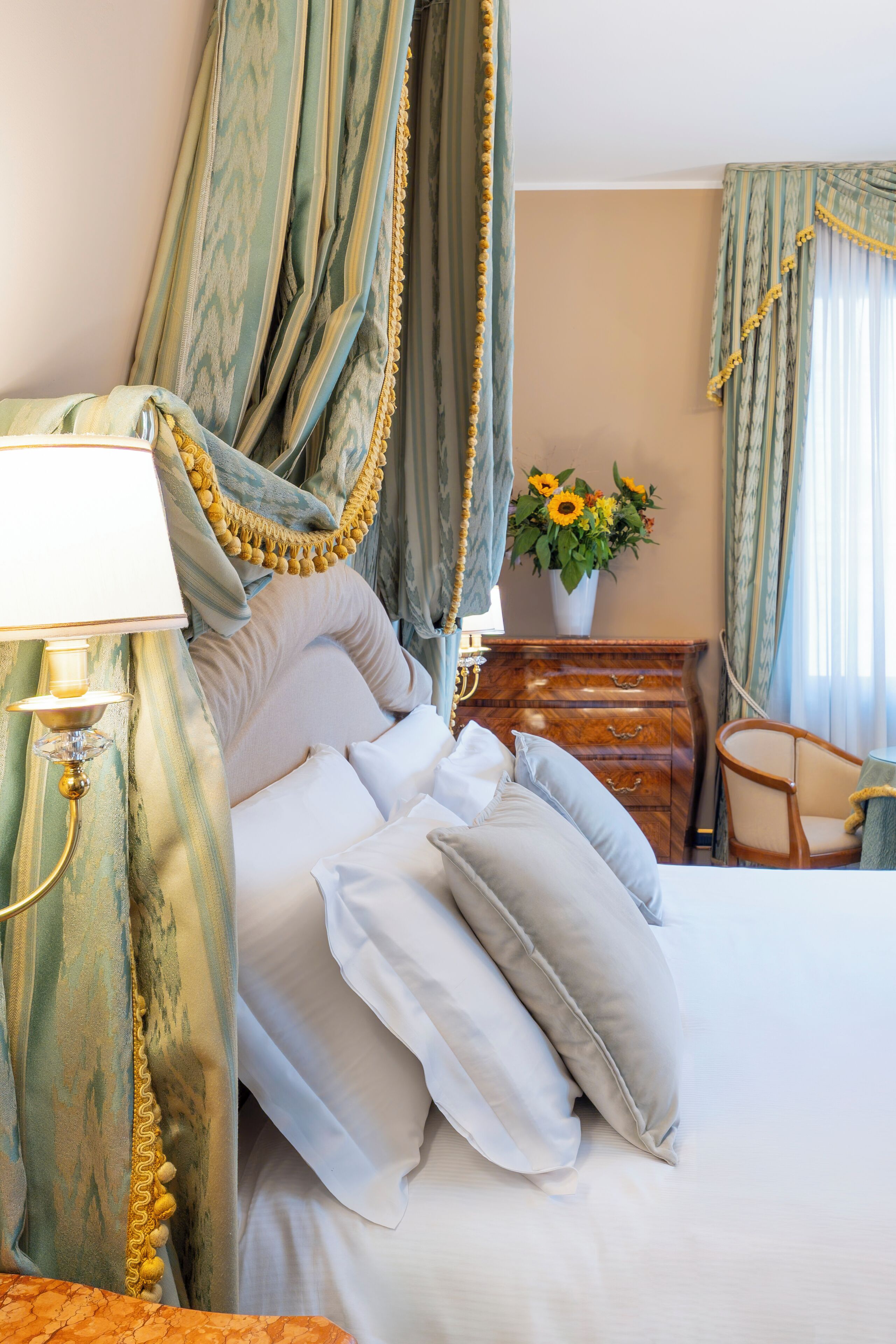 junior suite, canal view (junior suite casanova) | minibar, in-room safe, desk, laptop workspace