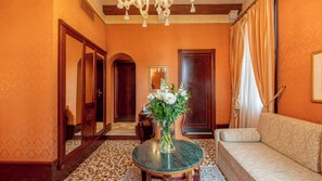 Suite junior, vistas al canal | 1 dormitorio, minibar, caja fuerte y escritorio