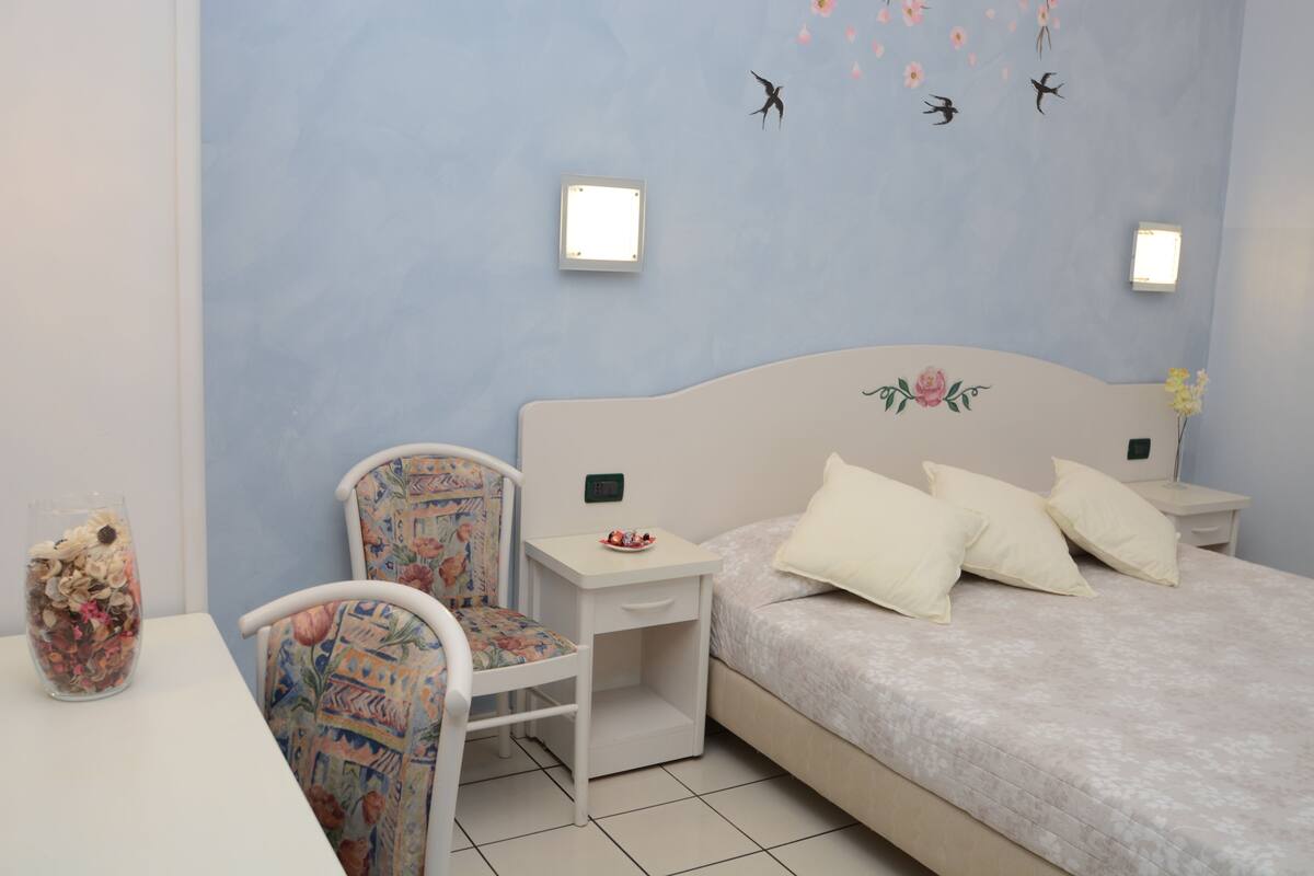 Single Room | Minibar, in-room safe, individually furnished, desk
