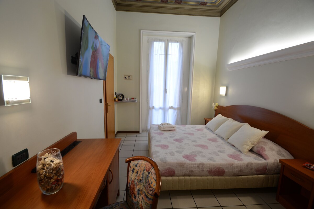 Minibar, caja de seguridad en la habitación y muebles diferentes 