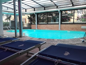 Innenpool, Außenpool, geöffnet von 17:00 Uhr bis 20:00 Uhr, Liegestühle