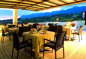 Dinner served, local cuisine, alfresco dining 