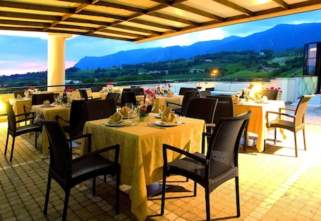Se sirven cenas y cocina local, restaurante con mesas al aire libre