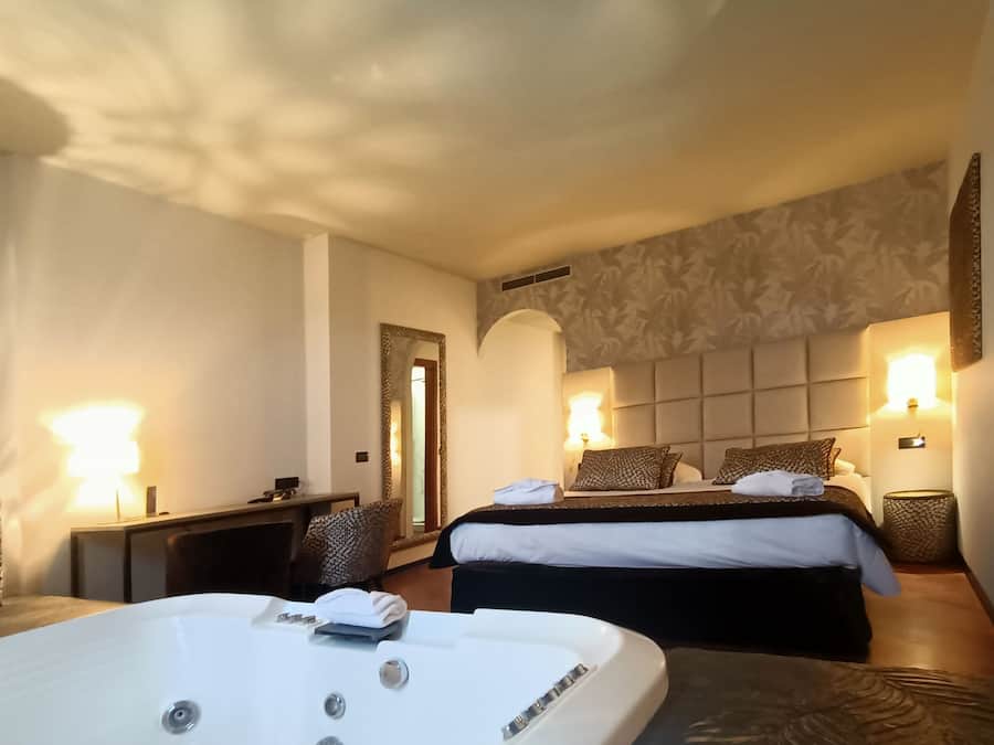 Cubrecamas, minibar, caja de seguridad en la habitación y escritorio