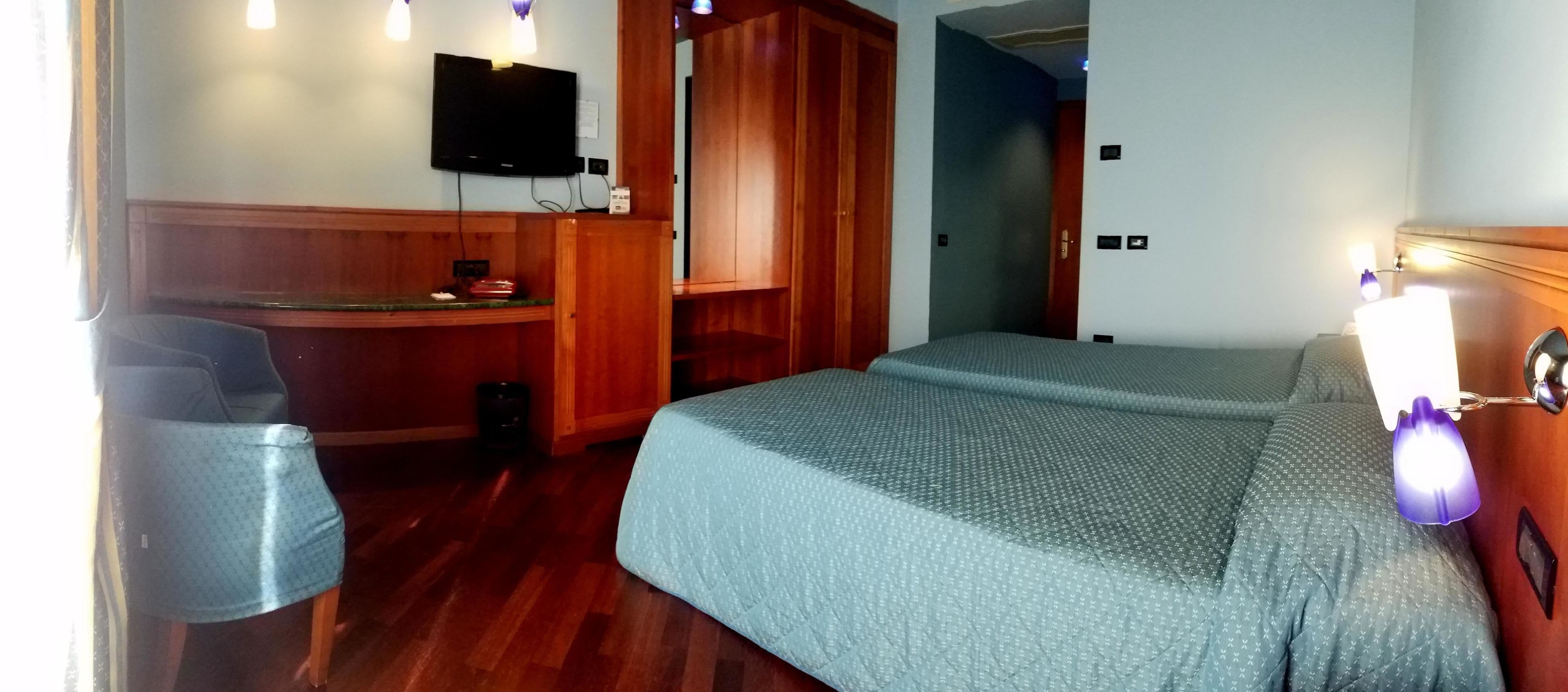 經典雙床房 | 羽絨被、迷你吧、房內夾萬、書桌