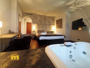 Suite Deluxe (With Mini Pool, renovate in 2025) | 1 chambre, minibar, coffres-forts dans les chambres, bureau