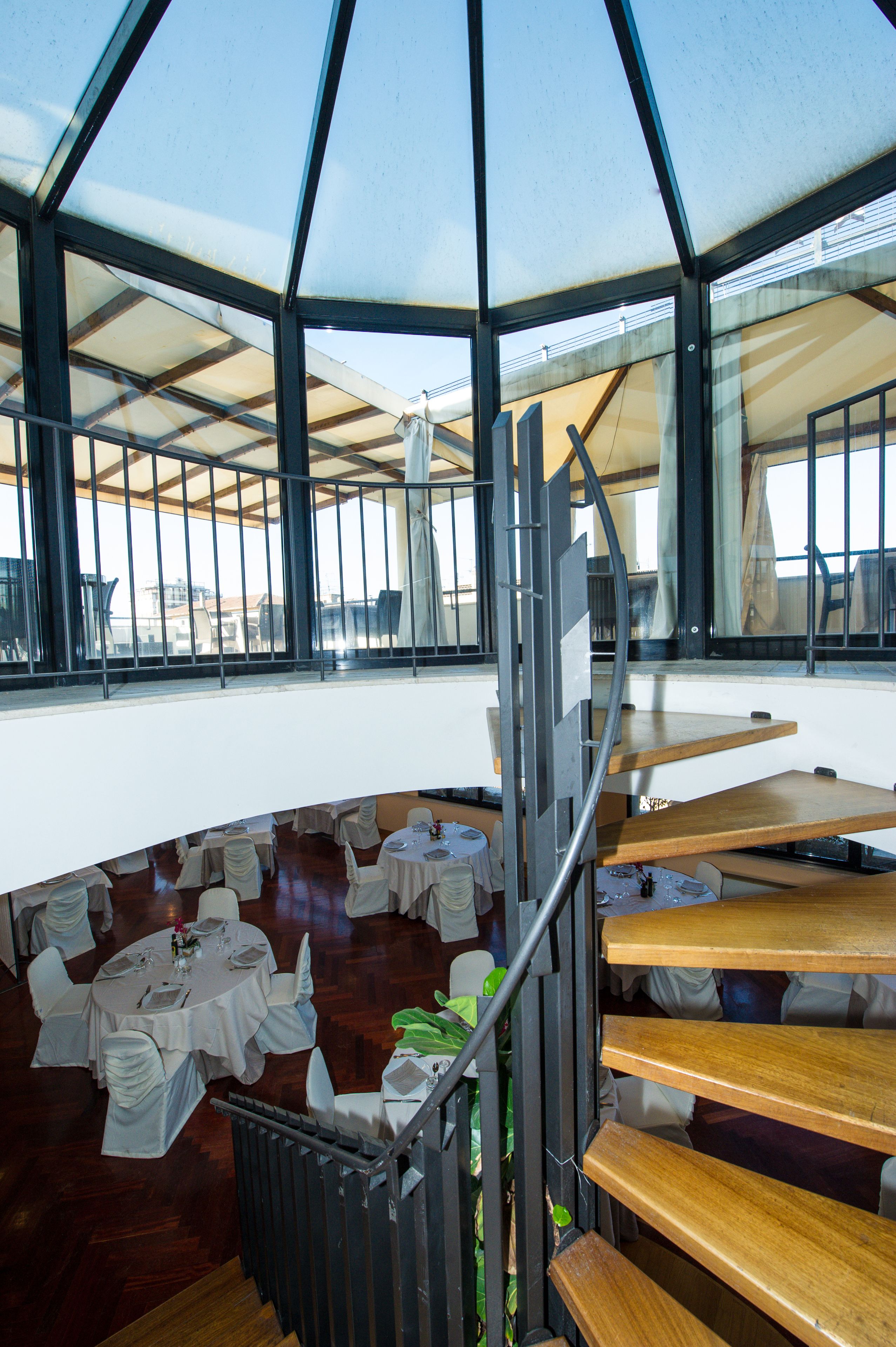 Se sirven cenas y cocina local (con mesas al aire libre) 