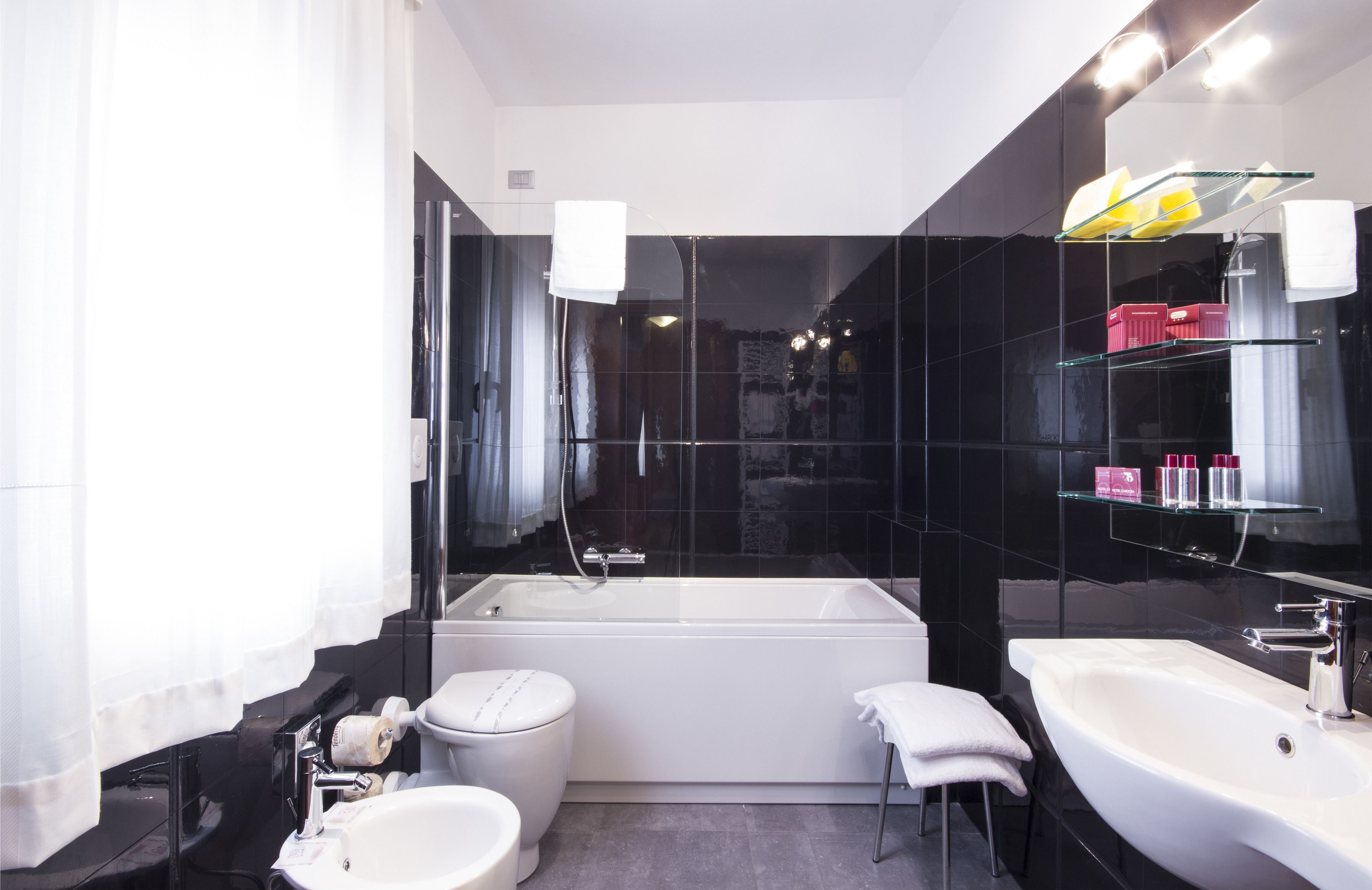 classic triple room | bathroom | shower, free toiletries, hair dryer, bidet
