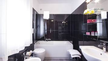 Classic Triple Room | Bathroom | Shower, free toiletries, hair dryer, bidet