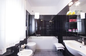 Quarto triplo clássico | Banheiro | Chuveiro, produtos de toalete grátis, secador de cabelo, bidê