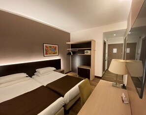1 habitación, edredón, minibar y muebles diferentes 